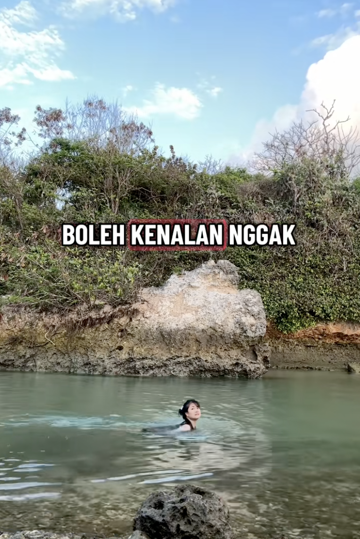 TikToker @sukadino alias Yohana Ginting dihampiri pria tak dikenal saat renang